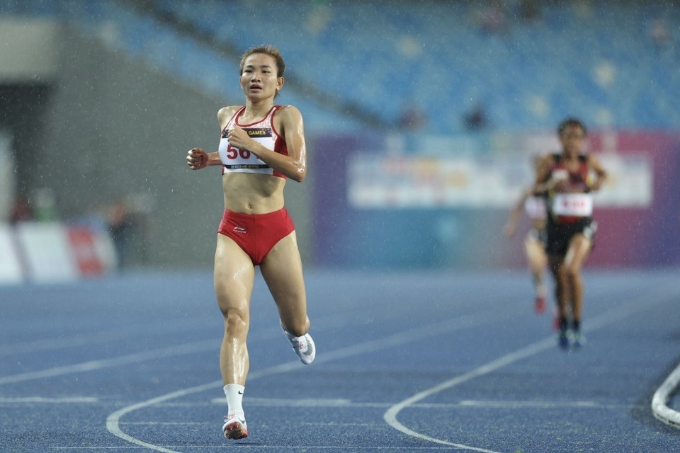 Nguyen Thi Oanh wins gold in the women’s 5,000m in a record time of 17 minutes, 0.28 seconds. (Photo: VNA)