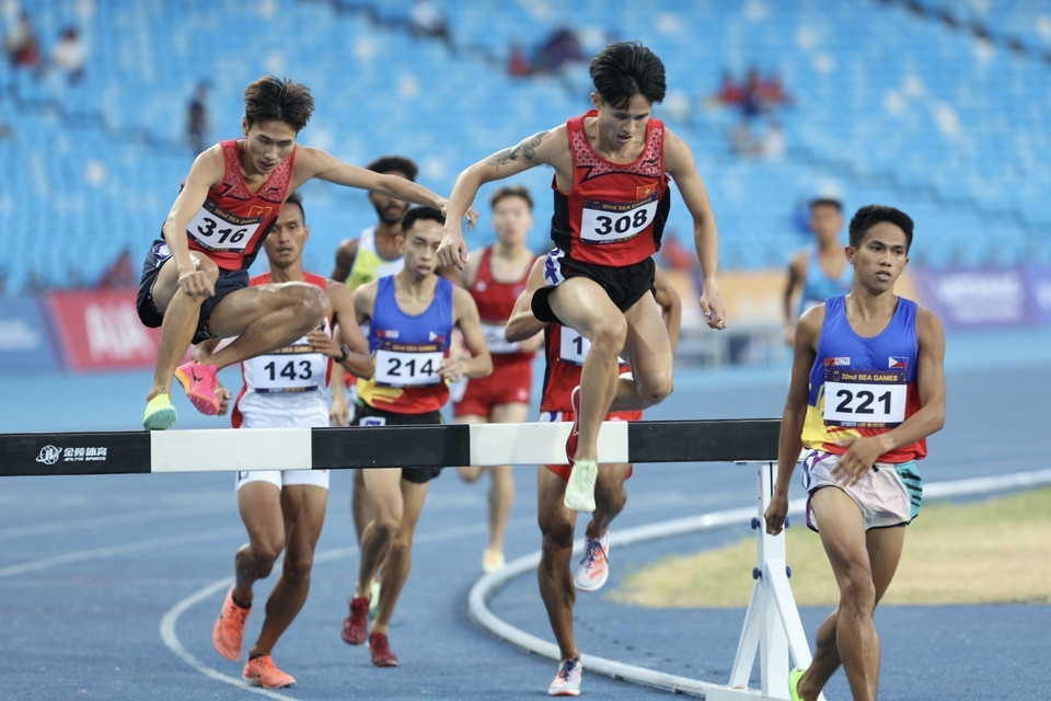 Nguyen Trung Cuong (308) bags the gold medal in the men’s 3,000m hurdles. (Photo: VNA)