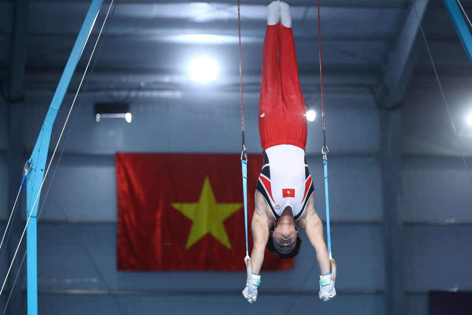 Khanh Phong overcomes the world champion to win the gold medal in gymnastics. (Photo: VNA)