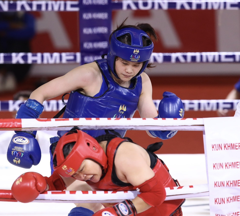 Kun Khmer - a combat sport that originated in Cambodia - is one of three sports introduced by host Cambodia at SEA Games 32, together with the Cambodian national martial art of Kun Bokator and Ok Chaktrong, which is similar to chess. In the photo: The joy of Bang Thi Mai after defeating Samnang Sam from the host country Cambodia in the women’s 60kg Kun Khmer event, winning the third gold medal for Vietnam’s Kun Khmer team. (Photo: VNA).
