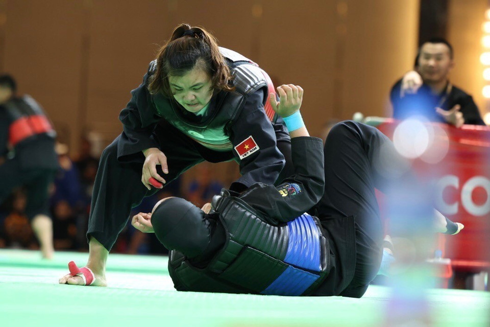 Quang Thi Thu Nghia (red belt) defeats Nia Larasati (Indonesia, blue belt) in the 65-70kg Pencak Silat final to bring home the third gold medal for Vietnam’s Pencak Silat team. (Photo: VNA)