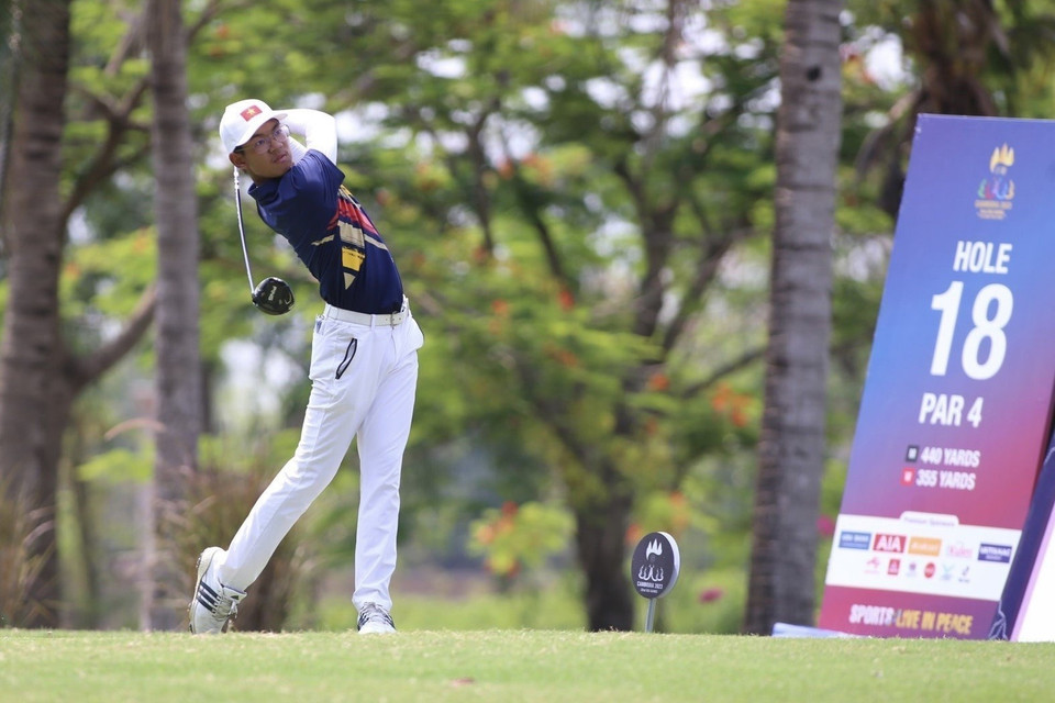 Le Khanh Hung wins the first gold medal for the Vietnamese golf team at SEA Games 32. (Photo: VNA)