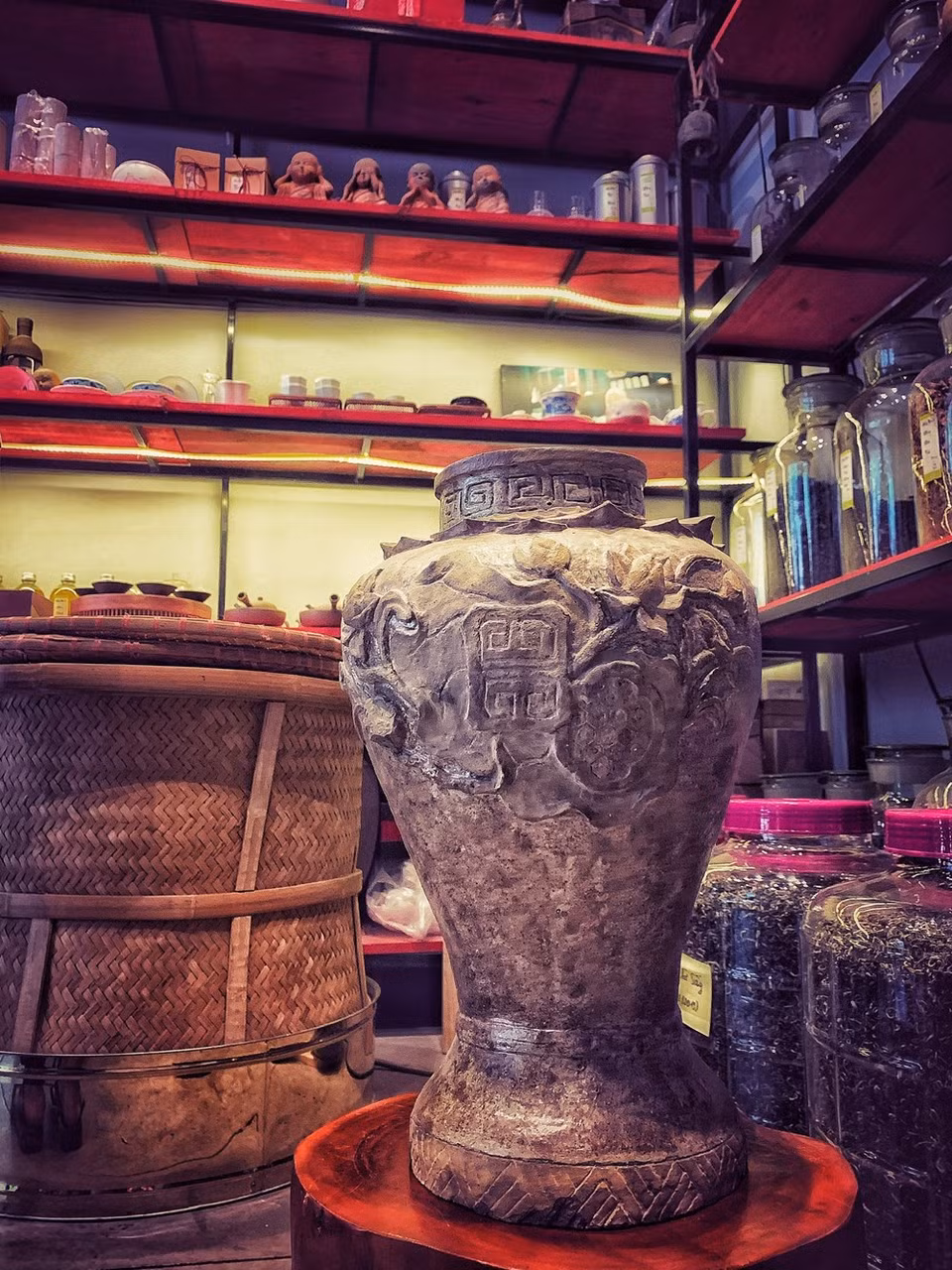 Different kinds of chrysanthemum flowers will give the tea different flavours. After being collected, the flowers are cleaned, dried and put into a jar together with tea. Chrysanthemum tea is said to have host of health benefits. It may help you reduce inflammation, serve as a good source of vitamins A and C, and lower blood pressure and cholesterol. The vitamins, minerals, and antioxidants in chrysanthemum tea can provide important health benefits. For example, potassium helps the heart, kidneys, and other organs function properly. Adequate levels of potassium in the body reduce the risk of high blood pressure, heart disease, stroke, arthritis, cancer, digestive disorders, and infertility. (Photo: Mai Mai/ Vietnam+) 
