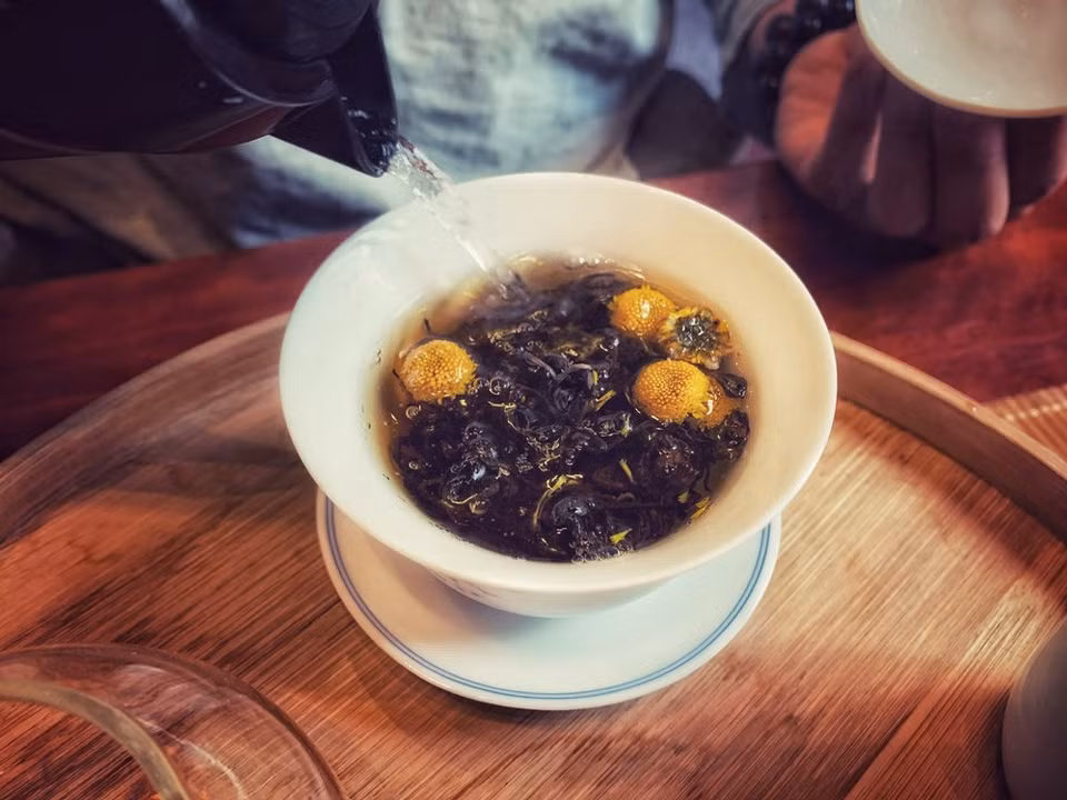 The tea is prepared by steeping dried chrysanthemum flowers in hot water. The resulting drink is transparent and ranges from pale to bright yellow in color, with a floral aroma. There are several varieties of chrysanthemum tea, which have different uses and benefits. Chrysanthemum tea can be prepared easily at home, so if you are looking to change your tea brand and want to try something new, chrysanthemum tea is your go-to beverage. You can also boost your metabolism by drinking chrysanthemum tea, add this special drink to your weight loss problem. However, Chrysanthemum tea may cause allergies such as skin rashes and fever in certain people. (Photo: Mai Mai/Vietnam+) 