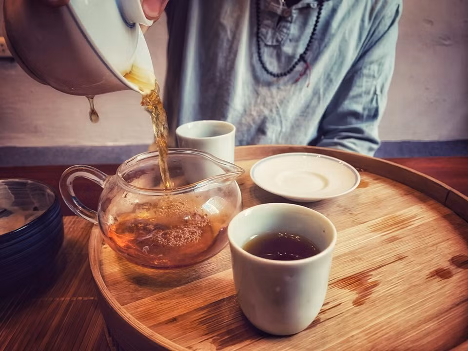 The tea is prepared by steeping dried chrysanthemum flowers in hot water of about 90 degree Celsius. Wait for about 30-40 seconds. The flavours of the tea and flowers are mixed together, creating a special taste for drinkers. All chrysanthemum flowers are edible, but the flavor varies widely from plant to plant, from sweet to tangy to bitter or peppery. Chrysanthemum grows best in full sunlight and in moist, rich, well-drained soil. Chrysanthemum tea is an extremely potent herbal tea. It is a good source of Vitamin B, and Vitamin C, as well as minerals like calcium, iron, magnesium and potassium. Chrysanthemum tea can be prepared easily at home. (Phot Mai Mai/Vietnam+) 