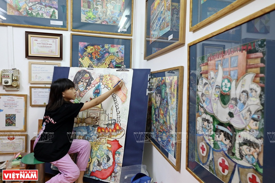 11-year-old Nguyen Doi Chung Anh has been recording how the coronavirus pandemic unfolded globally through drawings. (Photo: VNP/VNA)