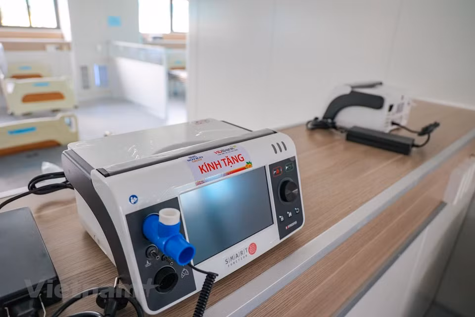 Covering on an area of 3.5 hectares, the hospital has 500 beds and all rooms are equipped with a camera system to monitor patients' condition. As the second facility of the Hanoi Medical University Hospital, it will serve as a national COVID-19 intensive care unit (ICU) which will provide treatment for patients in severe and critical conditions and technical support for other COVID-19 medical facilities in the assigned areas. There are three zones in the hospital, including an administrative zone, a testing and warehouse zone, and an area of intensive care for critically ill patients in Hanoi and neighbouring provinces with a capacity of 500 beds. (Vietnam+)