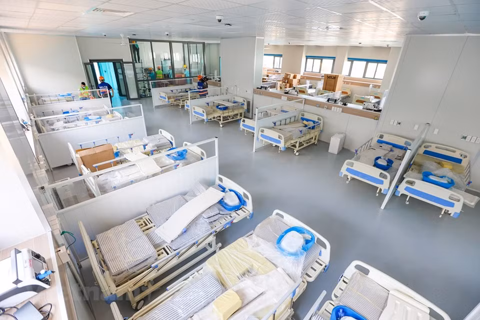 As the second facility of the Hanoi Medical University Hospital, it will serve as a national COVID-19 intensive care unit (ICU) which will provide treatment for patients in severe and critical conditions and technical support for other COVID-19 medical facilities in the assigned areas. The hospital plans to mobilize about 1,000 medical workers, including 272 doctors and 680 nurses. Construction on the COVID-19 treatment hospital began on July 24. The hospital is expected to be put into operation on September 1 after over one month of construction. The facility is designed to provide treatment for COVID-19 cases in the capital, along with other northern provinces. (Vietnam+)