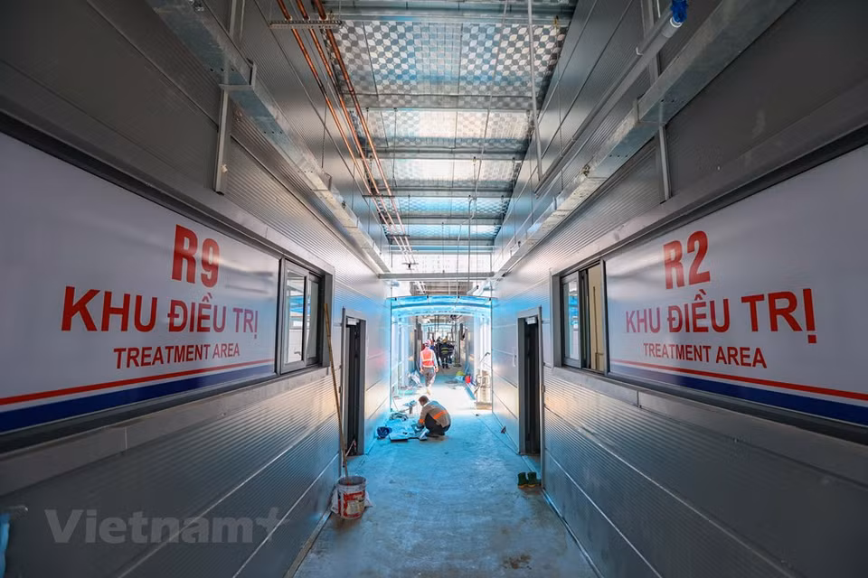 Under the management of the Hanoi Medical University Hospital, the newly-built hospital functions as a facility with the most intensive treatment for COVID-19 patients in the capital and some northern provinces. There are three zones in the hospital, including an administrative zone, a testing and warehouse zone, and an area of intensive care for critically ill patients with a capacity of 500 beds. All rooms are equipped with a camera system in order to monitor the condition of patients. The facility is designed to provide treatment for COVID-19 cases in the capital, along with other northern provinces such as Bac Ninh, Bac Giang, Hai Phong, Quang Ninh, and Lang Son. (Vietnam+)