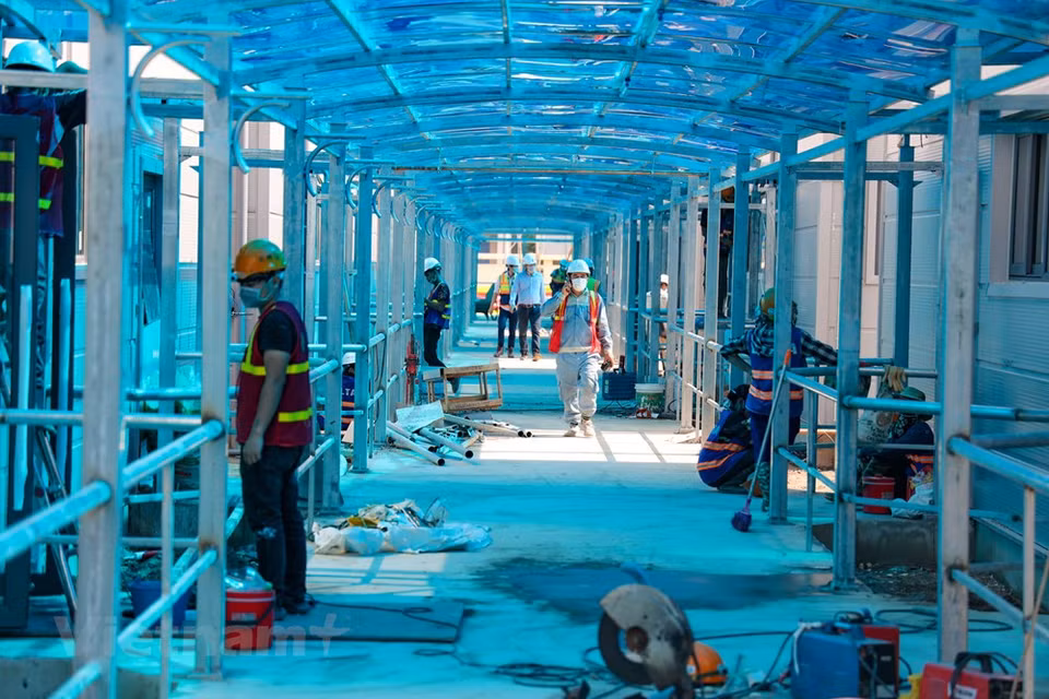 Installation of supporting equipment system is complete and ready to be used. Under the management of the Hanoi Medical University Hospital, the newly-built hospital functions as a facility with the most intensive treatment for COVID-19 patients in the capital and some northern provinces. There are three zones in the hospital, including an administrative zone, a testing and warehouse zone, and an area of intensive care for critically ill patients with a capacity of 500 beds. All rooms are equipped with a camera system in order to monitor the condition of patients. The facility is designed to provide treatment for COVID-19 cases in the capital, along with other northern provinces such as Bac Ninh, Bac Giang, Hai Phong, Quang Ninh, and Lang Son. (Vietnam+) 