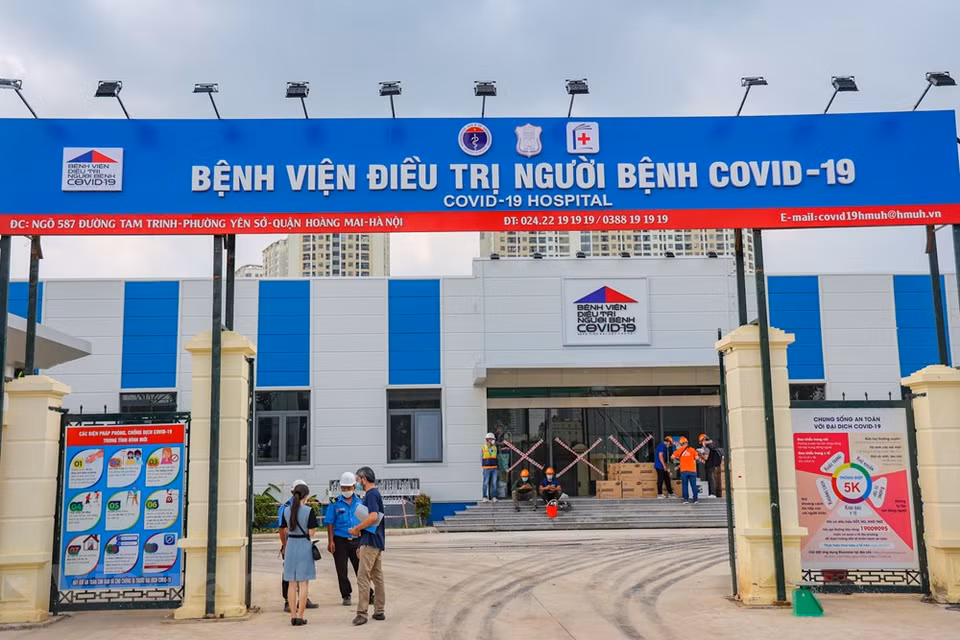 The newly built facility accommodates between 500 and 700 beds and works as an intensive care unit that provides emergency treatment to COVID-19 patients in severe and critical conditions. The building is one part of the plan devised by the authorities of Hanoi to deal with the increase in daily infection cases in the capital city. Construction on the hospital is completed in just one month and is ready to receive positive COVID-19 cases. The site is being divided into three areas ahead of its launch, one for administration, another for testing and holding medical equipment, and an area for COVID-19 patients in critical condition. (Vietnam+) 