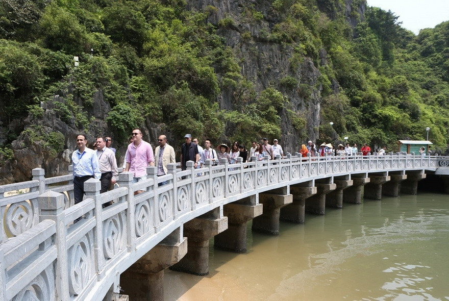 Delegates to the 44th Meeting of the Organisation of Asia-Pacific News Agencies Executive Board (OANA 44)visit Ha Long Bay in Quang Ninh province (Photo: VNA)
