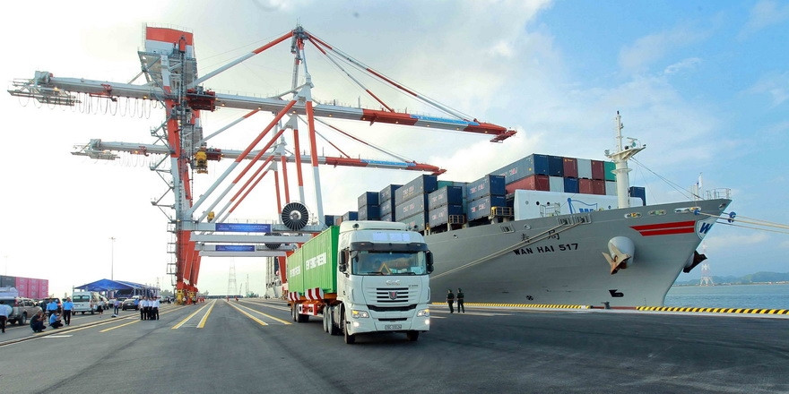  Hai Phong International Container Terminal is the first deep water terminal of the northern key economic regionwhich can accommodate container vessels with a capacity of 14,000 TEUs and general ships with a tonnage of up to 16,000 DWT. (Photo: VNA)