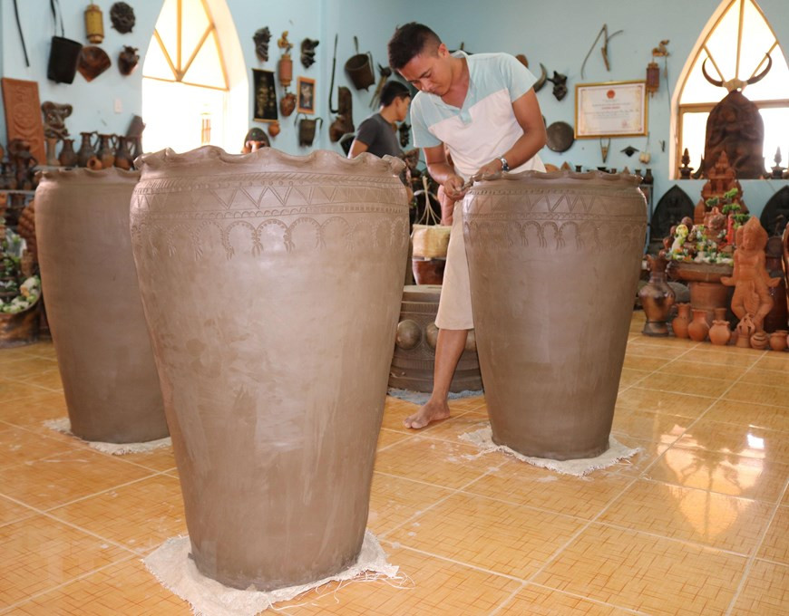 Decorative ceramic lamps of Cham Bau Truc pottery cooperative (Photo: VNA)