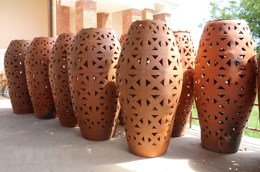 Bau Truc pottery village in Phuoc Dan town, Ninh Phuoc district, Ninh Thuan is looking to innovate the line of commercial ceramic products, combining with the development of decorative ceramics (Photo: VNA)