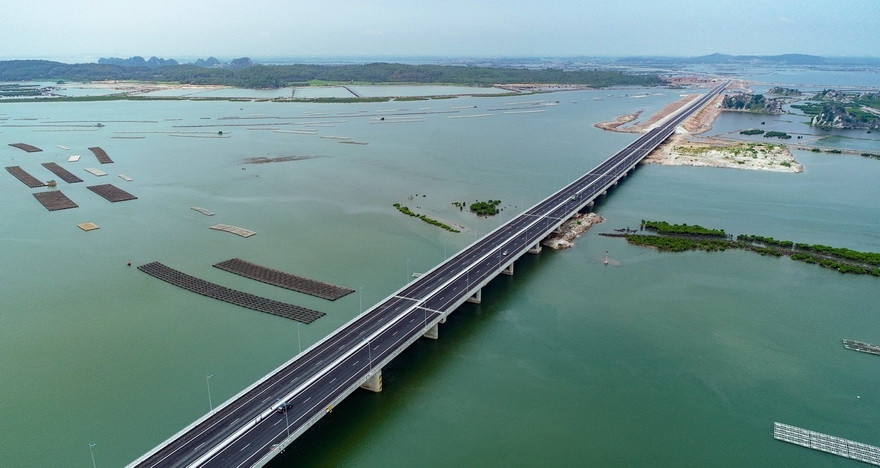 The 24.6 km Ha Long-Hai Phong expressway includes Bach Dang, one of the largest cable-stayed bridges in Vietnam (Photo:VNA)