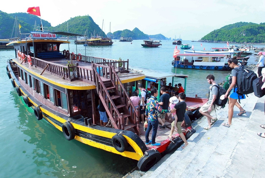 Visitors on Cat Ba island (Photo:VNA)