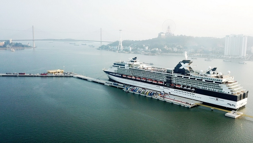 Celebrity Millennium of Royal Caribbean Cruise Lines of the US carries 2,000 passengers and a crew of nearly 1,000 to Ha Long Bay in Quang Ninh (Photo: VNA)