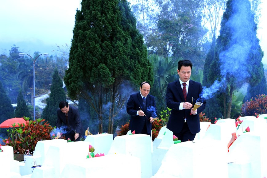 Leaders of Ha Giang province offer incenses at Vi Xuyen National Martyrs’ Cemetery, January 21, 2020 (Photo: VNA)