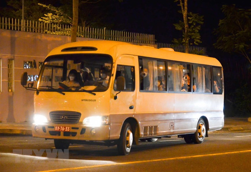 20 Korean tourists from Daegu city are taken to the Da Nang International Airport on a coach, February 25 (Photo: VNA)