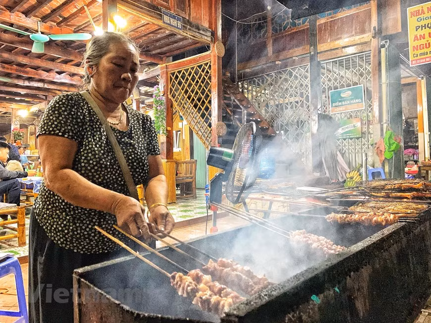 Black Thai ethnic cuisine is famous for barbecue dishes, especially fish and pork. The barbecue is wrapped up in banana leaves with various herbal spices. the barbecue is a must for any festival banquet. Grilled dishes are signature and uniqueness attracting vitotors to Lac village. Stream alga is another unique food, which requires skillful cooks. The alga is cleaned up and washed carefully, then squeezed up to make it dry. Additive spices include garlic leaves, ginger, and forest pepper. All is wrapped in banana leaves before grill. Dried alga can be used in various dishes such as salad, barbecue and mixed food. (Photo: Xuan Mai/Vietnam+) 
