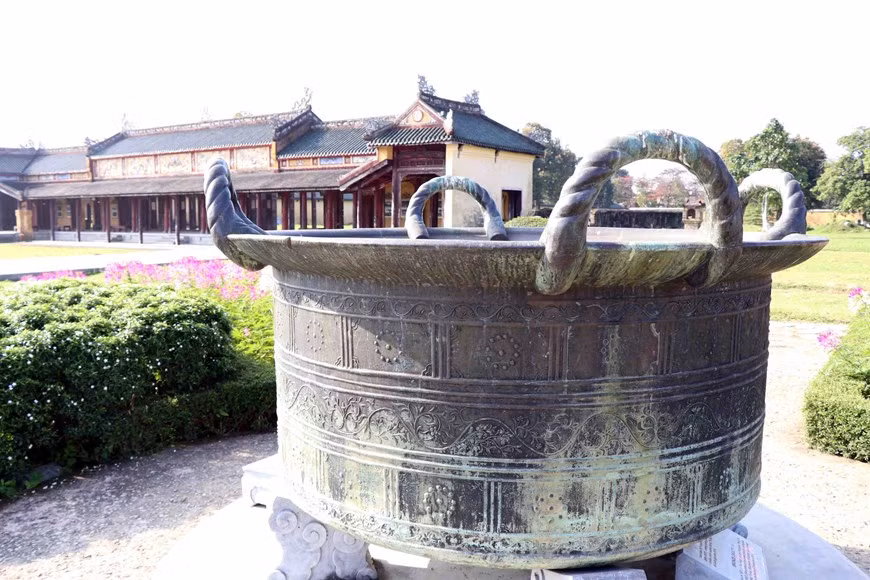 A bronze cauldron made in 1659 under Lord Nguyen Phuc Tan’s reign (Photo: VNA)