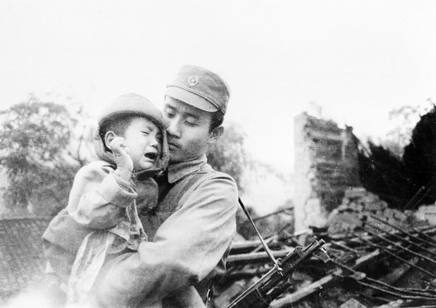 Border guard Ngo Duy Nhung saves the life of a young boy from the collapse (Photo: VNA)