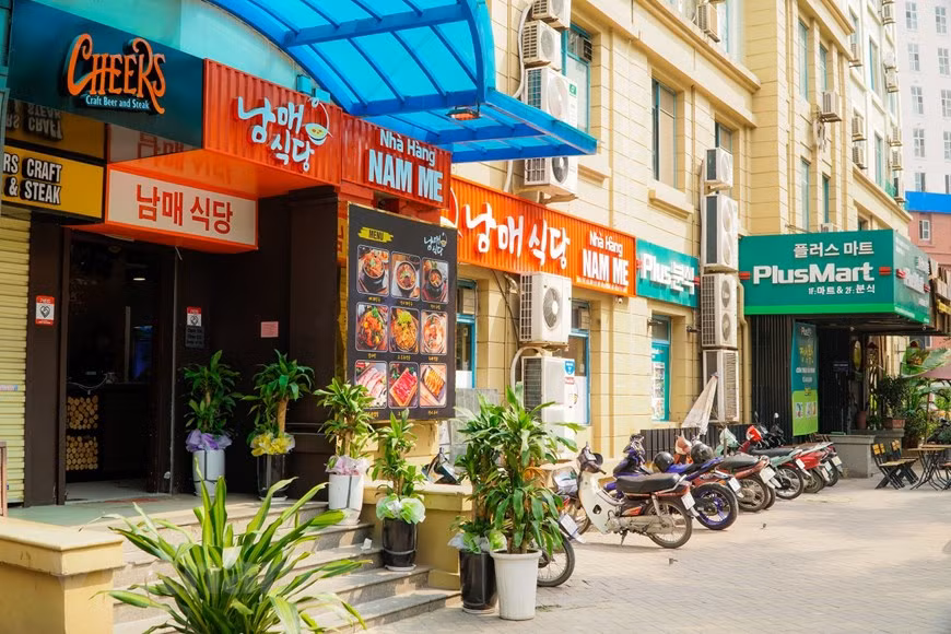 Previously these restaurants were crowded during lunch and dinner times but now they welcome less diners (Photo: Minh Hieu/Vietnam+)