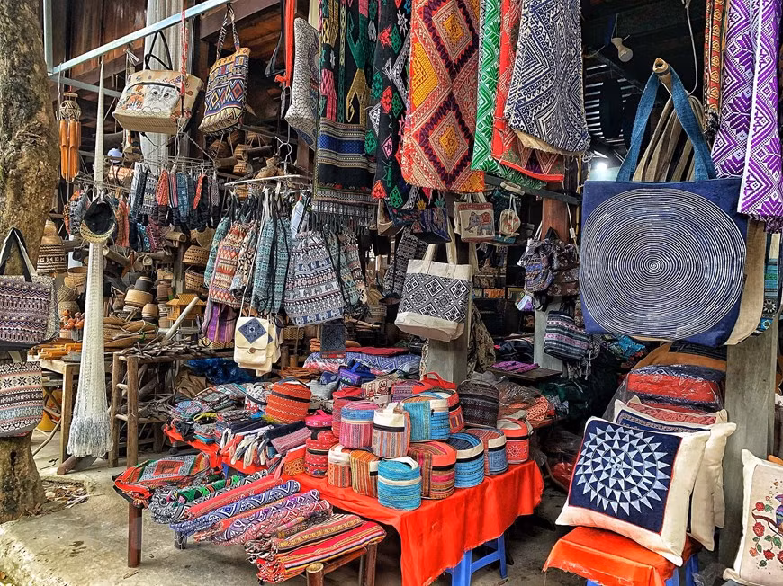 Colourful brocade products of all sizes on display in Lac village, Mai Chau district, the northern mountainous province of Hoa Binh. All Thai females are taught the way how to make cotton and weave brocade when they are children. Growing up and getting marriage, they must be skillful in making cotton and weaving brocade for their own family and trading. At the present, Thai ethnic people in Mai Chau know how to combine closely brocade weaving development with public tourism. With more 300 looms, four villages in Mai Chau valley formed and developed handicraft tourism are Lac village, Nhot village, Van village and Pom Coong village. (Photo: Xuan Mai/Vietnam+) 