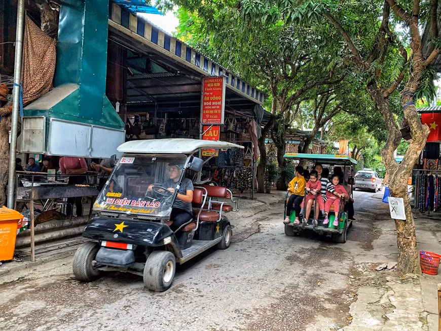 Electric cars carrying domestic and foreign tourists for sightseeing around Lac village of Mai Chau district, the northwestern province of Hoa Binh. It would be lacking of interesting if tourists not to go the Lac’s market. In front of each stilt house, people put some small tables for displaying their brocaded products, such as purses, handbags and Pieu scarves (a traditional scarf of the Thai people). They also hung an abundance of long cloth rolls and Ao com (a short traditional shirt of the Thai People) with distinctive patterns. In addition, unique products like wooden bells for buffalos, bamboo flutes, bows and cross-bows and knives were also displayed for sale. All the products were hand made by the Thai people. (Photo: Xuan Mai/Vietnam+) 