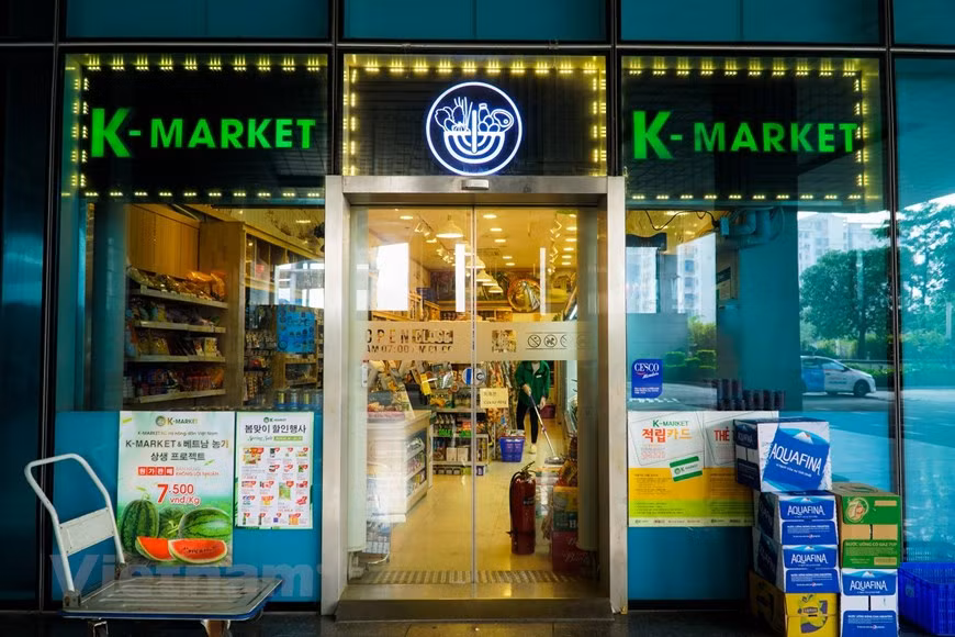 Convenience stores still open to serve Korean people’s shopping demand (Photo: Minh Hieu/Vietnam+)