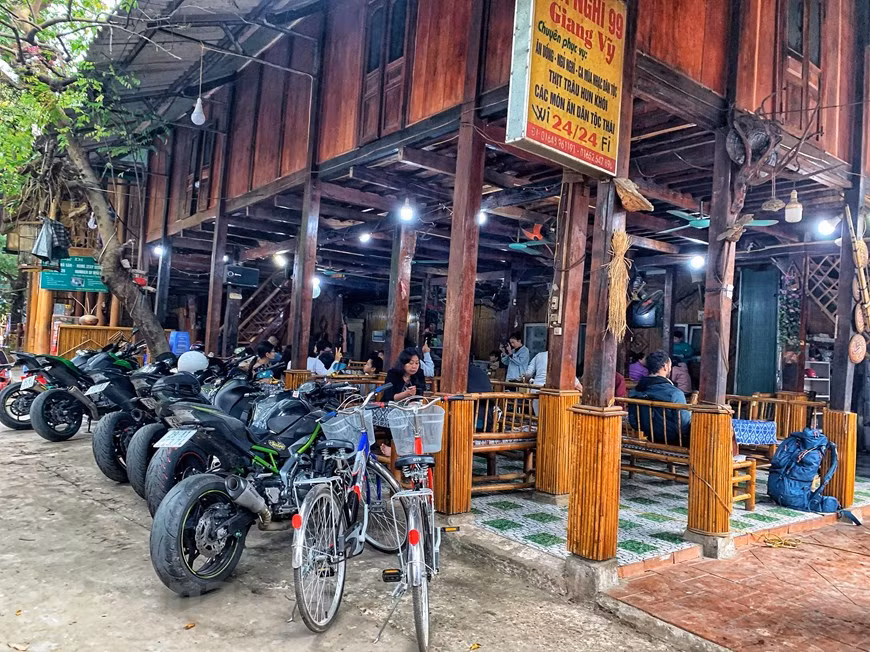 A group of bikers choose Lac village of Mai Chau district, the northwestern province of Hoa Binh as a destination during their belated spring trip due to COVID-19 outbreak. From Hanoi, tourists must go 60 kilometers to Mai Chau by bus or motorbike. By bus, you must take in My Dinh Station, Hanoi. By motorbike, you can rent one at any travel agency inside the Old Quarter of Hanoi. From the center of Mai Chau town, you can easily move to Lac village. It is not difficult for tourists to get reasonable accommodation in Lac village – gathered by the biggest number of homestays of Mai Chau. (Photo: Xuan Mai/Vietnam+) 