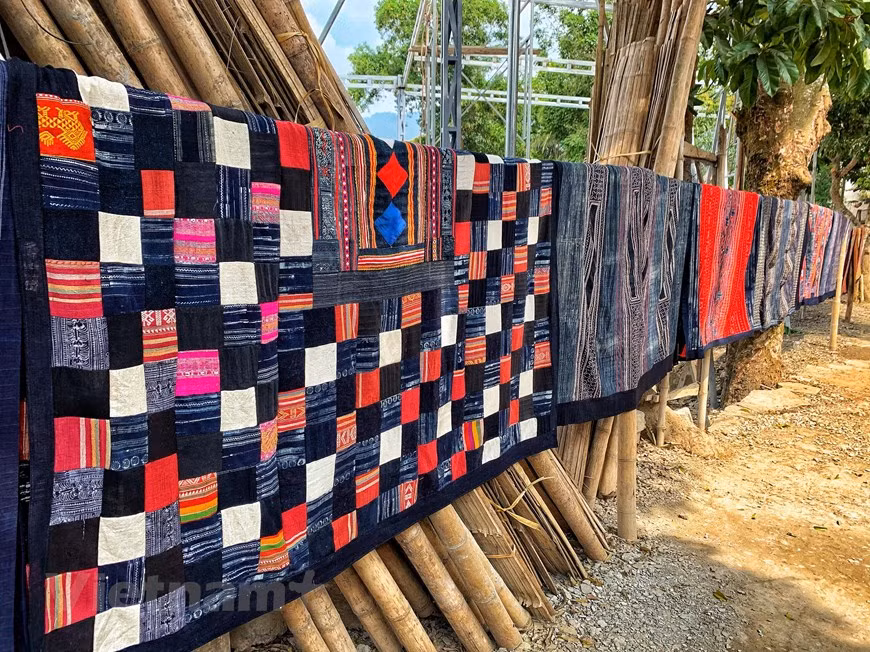 Images of vivid brocade products are typical in northern mountainous region, especially in Lac village, Mai Chau district, Hoa Binh province. In order to weave a piece of brocade cloth, a White Thai girls have to use materials made by herself from planting mulberry, growing silkworm and reed grass. With three main materials, they weave and combine brocade with diversified and plentiful designs. The picture of Thai girls studiously weaving beside looms and boisterous sound from loom’s diamonds which seems to attract domestic and foreign visitors. That picture also becomes lively symbol of Mai Chau tourism land in the northern mountainous province of Hoa Binh. (Photo: Xuan Mai/Vietnam+)