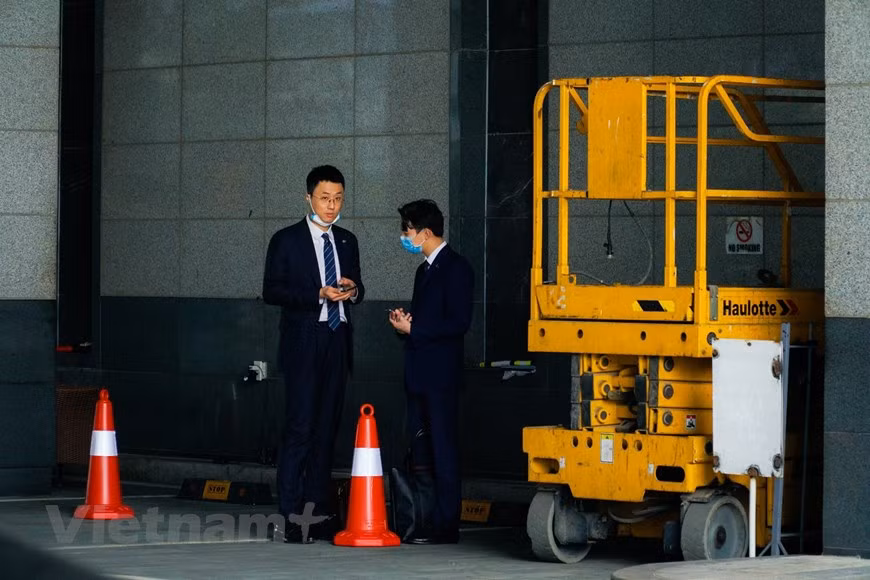 Koreans wear face masks while working (Photo: Minh Hieu/Vietnam+)