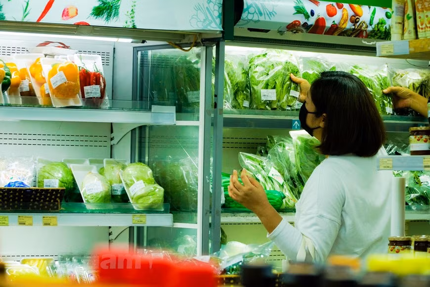 In order to save time and avoid frequent contacts given fears of COVID-19, Korean people opt for one-time shopping for the whole week (Photo: VNA) 