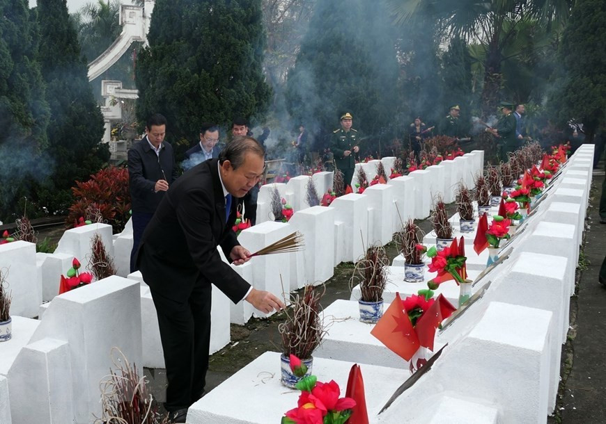 Permanent Deputy Prime Minister Truong Hoa Binh leads a delegation to lay wreaths and offer incenses at Vi Xuyen National Martyrs’ Cemetery, January 5, 2020 (Photo: VNA)