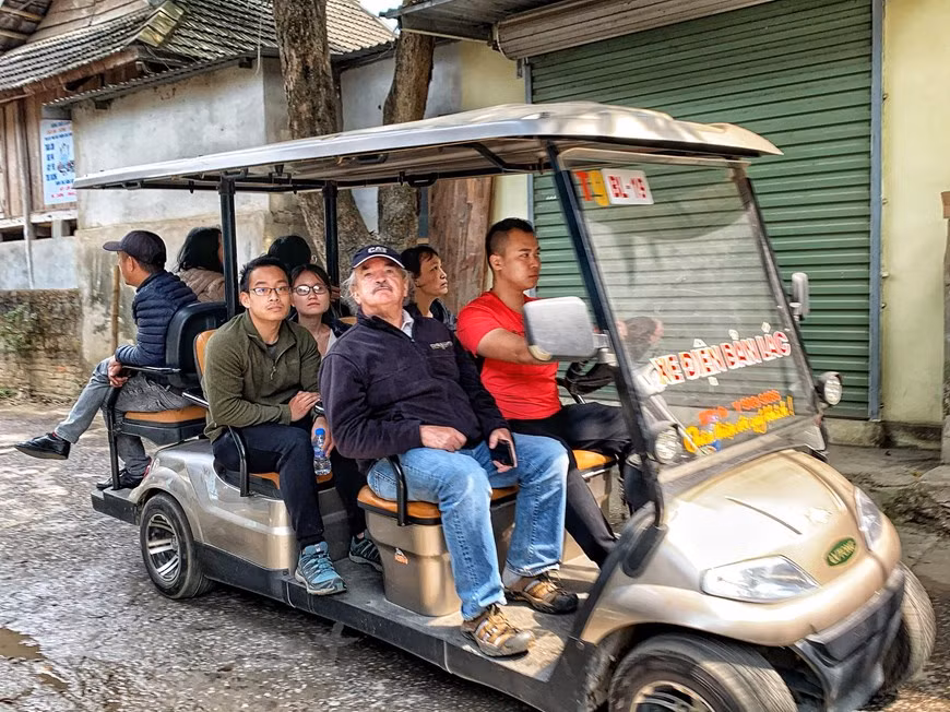 Tens of electric cars operating at once, carrying domestic and foreign tourists for sightseeing around Lac village of Mai Chau district, the northwestern province of Hoa Binh. After weeks of avoiding travelling due to fears of the novel coronavirus outbreak (also known as COVID-19), Lac village starts welcoming tourists during the recent days. Many tourists said that they have closely followed COVID-19 developments every day in Vietnam and decided to go for a spring trip on these days as Vietnam has well controlled the disease’ spreading. According to local people, though the number of tourist arrivals last week was still humble, which stands at only 30-40 percent compared to that in previous years, this still shows a positive sign. (Photo: Xuan Mai/Vietnam+) 
