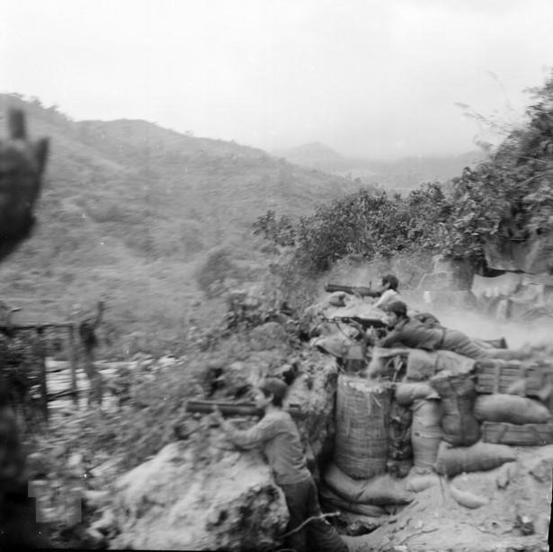 Soldiers of Company 39, Battalion 313 destroy the enemy’s machine gun nests (Photo:VNA)