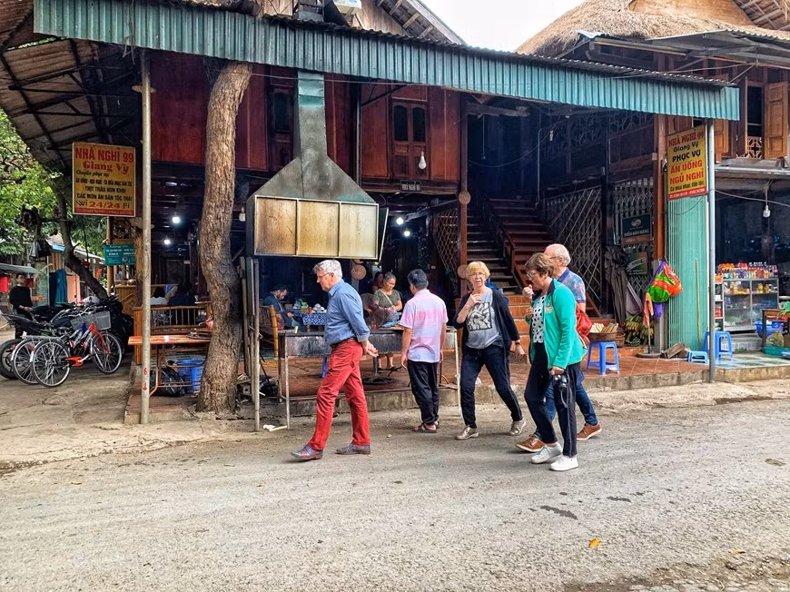 Lac village, Mai Chau district of the northern mountainous province of Hoa Binh is a can't-miss destination for tourists, especially international ones, as it is considered a safe and beautiful getaway in the Northwestern region of Vietnam. Visiting Lac village, tourists, both domestic and foreigners, will have a chance to stay on stilt houses to enjoy the peaceful and quiet atmosphere of the village, tasting numerous ethnic minorities' specialties, such as sticky rice cooked in bamboo cylinders, bitter bamboo shoots, famous Can wine (wine drunk out of a jar through pipes), grilled meat and experience the daily life of local ethnic people in the village. (Photo: Xuan Mai/Vietnam+) 