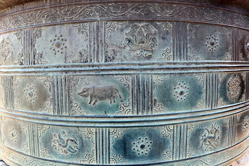 Meticulous patterns on the bronze cauldron in Can Chanh courtyard in Hue Imperial Citadel (Photo: VNA)