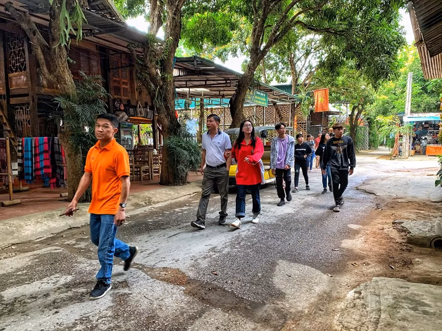 As one of the most famous tourist attractions in Mai Chau district of the northern mountainous province of Hoa Binh, Lac village captivates tourists not only with the rustic beauty of the mountains, with the gentleness of the girls in the upland, but also by the warming heart of the locals here. Moreover, "homestay" - a sort of tourism which tourists live in homes of the local people is gradually also favored by tourists, especially international tourists. This street had been empty during the week before due to visitors’ fear of infecting with the novel coronavirus, which causes the acute respiratory disease, when travelling. (Photo: Xuan Mai/Vietnam+) 
