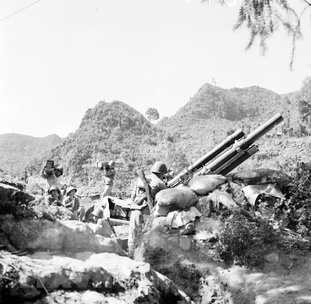 Artillery soldiers at Ha Tuyen Front (Photo: VNA)