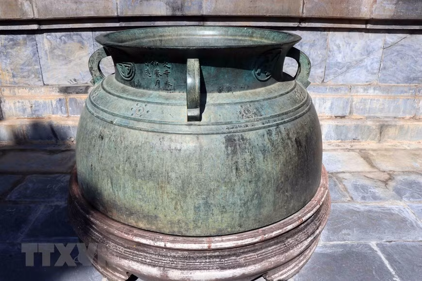 A bronze cauldron made in 1631 under Lord Nguyen Phuc Nguyen’s reign in Hue Imperial Museum of Antiques (Photo: VNA)