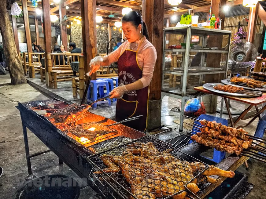 Mouth-watering dishes await diners who visit Lac village of Mai Chau district, the northern mountainous province of Hoa Binh. The food are processed in distinct ways. Some dishes are very spicy or salty, some are very sour or tart. It’s a typical feature of dishes of Thai ethnic people. Dishes of Thai ethnic people are spiced carefully, ensuring the elements of Yin and Yang. For example, Thai ethnic people use some Yang spices such as chilli, lemongrass, ginger, pepper, etc for spicing Yin dishes. And they also mix Yin spiced including starfruits, lemons and so on with those Yang spices. Grilled meat, chicken and fish are must-try dishes for tourists to Lac village. (Photo: Xuan Mai/Vietnam+) 
