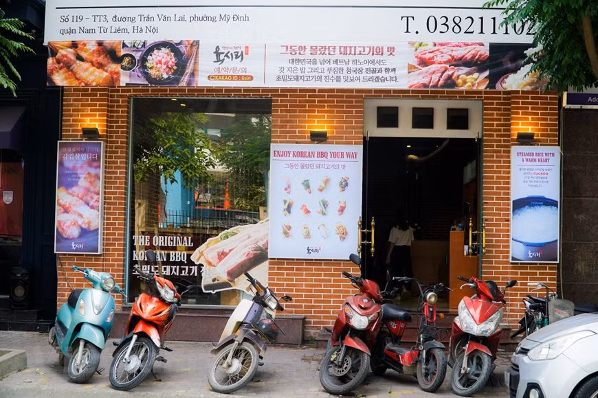 Giang, a Vietnamese employee working at ‘Korean town’, told reporters that her daily working routines remain unchanged yet she has stayed more cautious through carrying out necessary safety measures (Photo: Minh Hieu/Vietnam+)
