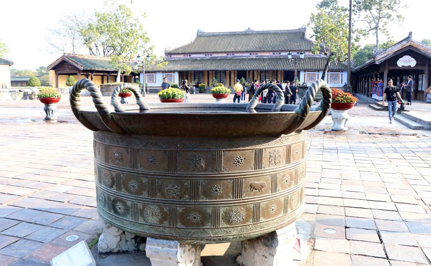 The bronze cauldron in Can Chanh courtyard in Hue Imperial Citadel made in 1662 under Lord Nguyen Phuc Tan’s reign was recognised as national treasure in 2015 (Photo: VNA)