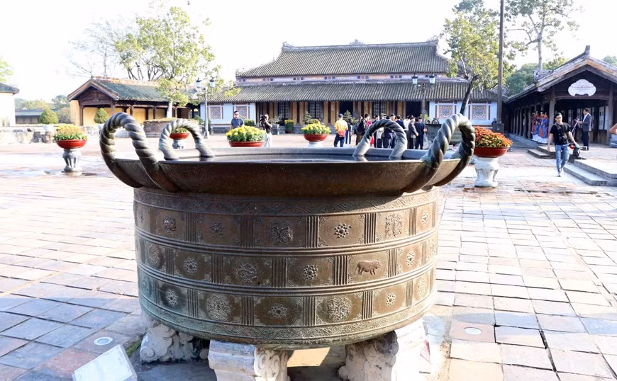 The bronze cauldron in Can Chanh courtyard in Hue Imperial Citadel made in 1662 under Lord Nguyen Phuc Tan’s reign was recognised as national treasure in 2015 (Photo: VNA)