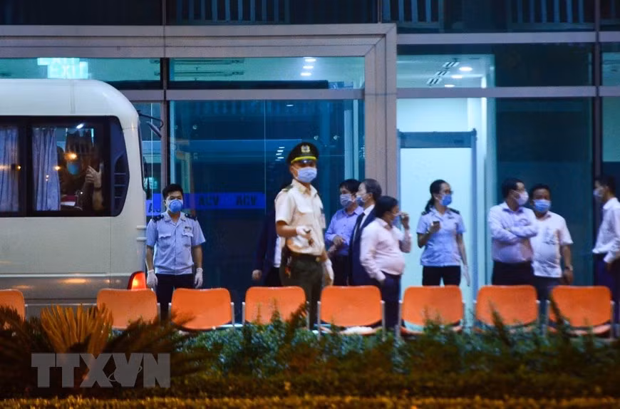 They were sent home via flight VJ 878 at 23:55 on February 25 (Photo: VNA)