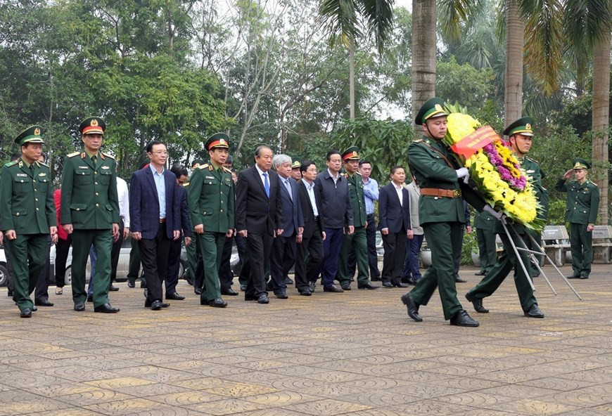 Permanent Deputy Prime Minister Truong Hoa Binh leads a delegation to lay wreaths and offer incenses at Vi Xuyen National Martyrs’ Cemetery, January 5, 2020 (Photo: VNA)