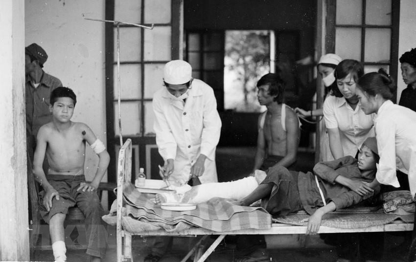 Doctors cure wounded pupils in Quyet Tien commune, Quan Ba district, Ha Tuyen province after they got shot when hanging out (Photo: VNA)